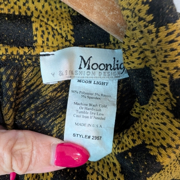 Moonlight Yellow and Black Checkered Sweater - Picture 4 of 9